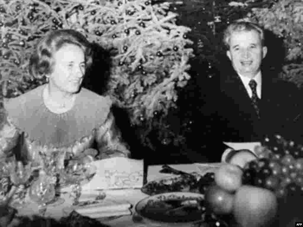 Rumıniyanın kommunist diktatoru Nicolae Ceausescu arvadı Elena ilə birlikdə öz iqamətgahında qış tətilində, 1981-ci il. 