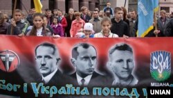Марш слави Української повстанської армії. На банері портрети Євгена Коновальця, Степана Бандери та Романа Шухевича (зліва направо). Львів, 14 жовтня 2012 року (ілюстраційне фото)