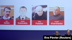 Вважається, що троє росіян та українець, яких підозрюють у причетності до катастрофи малайзійського «Боїнга» на Донбасі, перебувають на території Росії