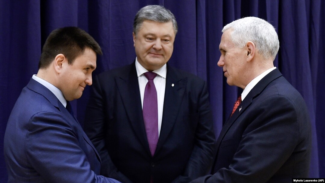 Віце-президент Майк Пенс (праворуч) тисне руку міністрові закордонних справ України Павлові Клімкіну. В центрі – президент України Петро Порошенко. Мюнхен,18 лютого 2017 року
