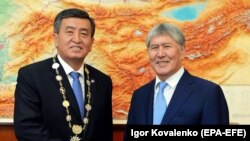 Президент Сооронбай Жээнбеков и экс-президент Алмазбек Атамбаев после церемонии инаугурации. 24 ноября 2017 г.