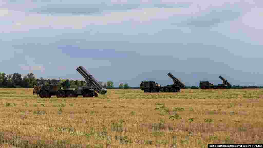 БМ-27 «Ураган» і РСЗВ «Буревій» на вогневій позиції. Харківська область, серпень 2022 року 