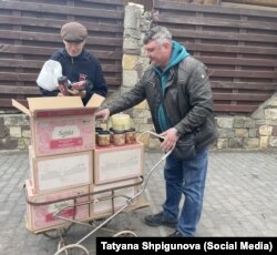 Андрій Шпигунов пропонує продукти жителям Ірпеня. Фото із сімейного архіву Шпигунових