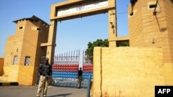 پولیس پاکستان در این اواخر دهها تن از افغانهای را که به دلیل نداشتن اسناد اقامت بازداشت کرده٬ به زندان مرکزی شهر کراچی منتقل کرده است.
