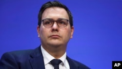 «Ми надаємо російським дипломатам... можливість подорожувати... по всій Європі. Я не розумію, чому», – сказав Ян Ліпавський в інтерв'ю Радіо Свобода.