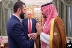 Президент США Дональд Трамп смотрит на пожимающих руки наследного принца Саудовской Аравии Мухаммеда бин Салмана и временного президента Сирии Ахмада аш-Шараа. Эр-Рияд, 14 мая 2025 года