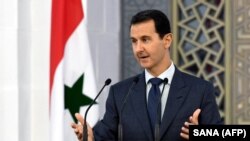 لژیون دونور بالاترین نشان افتخار فرانسه است که ژاک شیراک رئیس جمهور سابق فرانسه آن را در سال ۲۰۰۱ به بشار اسد اعطا کرد.