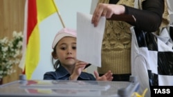 По мнению экспертов, количественное разнообразие на парламентских выборах 6-го созыва не переросло в качественное. Партии так и не представили избирателю стратегию выхода общества из кризиса и укрепления югоосетинской государственности