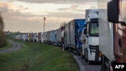 Вантажівки стоять у черзі, коли польські перевізники блокують доступ до польсько-українського кордону в Дорогуську, Польща, 6 листопада 2023 року