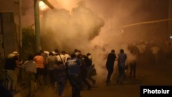 Полицейские применяют спецсредства против демонстрантов и журналистов, 29 июля 2016 г․