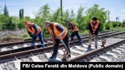 Angajați ai CFM lucrând la reabilitarea tronsonului de cale ferată Tighina - Basarabeasca - Etulia - Giurgiulești.