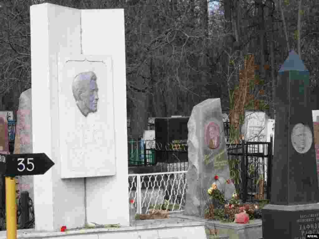 Күренекле татар әдипләре кабере
