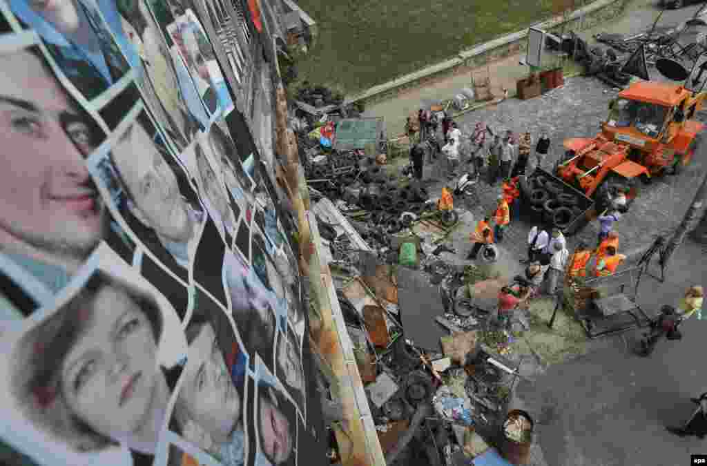 11 серпня. Фотографії людей, убитих під час зимових акцій протесту, прикріплюють на пішоходному мосту. Міські муніципальні служби розчищають вулиці від барикад. На проїжджій частині і тротуарах відновлюється рух автомобілів і пішоходів
