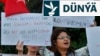 Awami Işçiler Partiýasynyň aktiwisti, 2016-njy ýylyň iýul aýynda Pakistanyň Yslamabat şäherinde model Kandel Buluçyň öldürilmegine garşy protest çäresinde şygar galdyrýar.