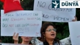 Awami Işçiler Partiýasynyň aktiwisti, 2016-njy ýylyň iýul aýynda Pakistanyň Yslamabat şäherinde model Kandel Buluçyň öldürilmegine garşy protest çäresinde şygar galdyrýar.