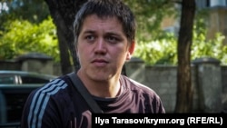 Параламов розповідав, що «невідомі катували його, надягали на голову мішок, давали розряди оголеними дротами»