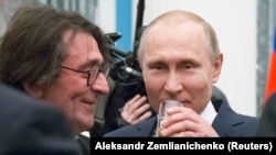 Президент Росії Володимир Путін (праворуч) поруч із Юрієм Башметом після церемонії нагородження в Кремлі, Москва, 6 квітня 2018 року