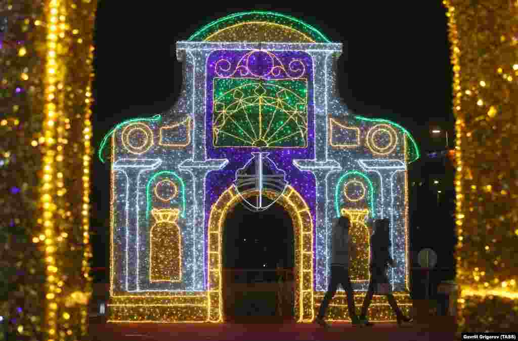 A light installation outside the Kievsky railway station in Moscow