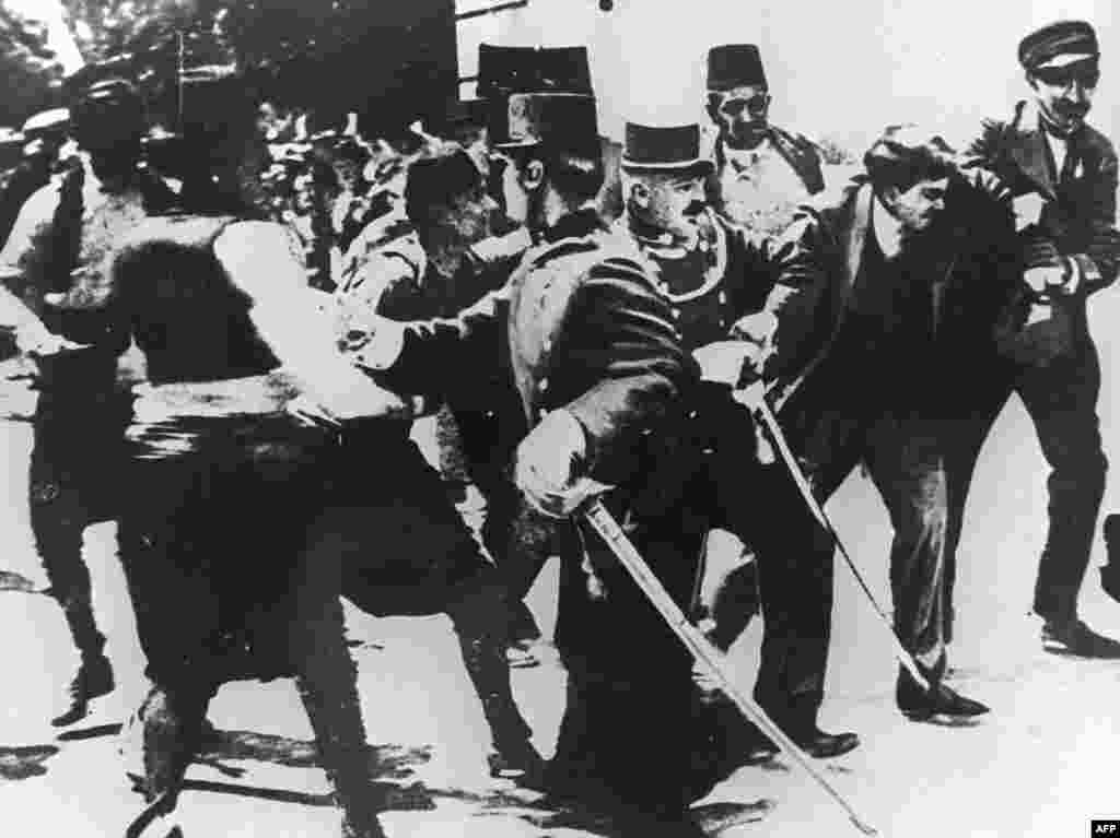 Fotografija navodno prikazuje hapšenje Principa, ali prema drugim izvorima, radi se o hapšenju Nedeljka Čabrinovića, jednog od urotnika.