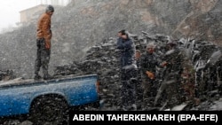 کارگران افغان در ایران به کار های شاقه استخدام میشوند و دربسیاری موارد به آنان حقوق اندک پرداخته میشود.