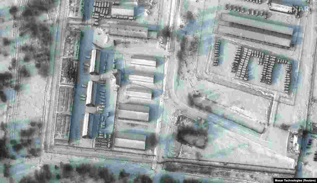 Броньована техніка та вантажівки у Климовому, 19 січня 2022 року.&nbsp;Satellite image &copy;2022 Maxar Technologies