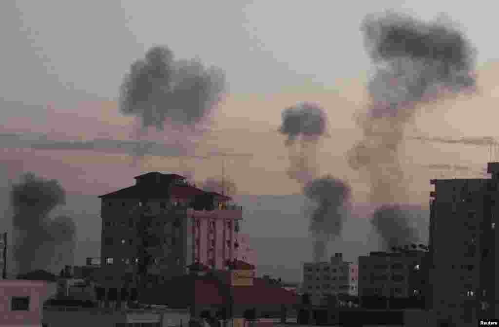 Дым от взрывов в результате ракетных ударов Израиля по сектору Газа 14 ноября.