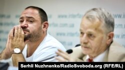 Qırımtatar halqınıñ lideri Mustafa Cemilev (sağda) ve aydavcısı Ahtem Mustafayev Kyivde keçken matbuat konferentsiyasında, 2018 senesi iyülniñ 10