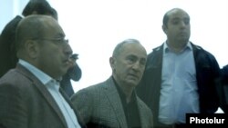 Armenia -- Former President Robert Kocharian (C) and his lawyers attend a court hearing in Yerevan, March 30, 2021.