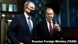 Министр иностранных дел России Сергей Лавров (справа) и глава МИД Азербайджана Джейхун Байрамов