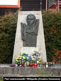 Пам’ятний знак на місці хати, де народився Богдан-Ігор Антонич. Село Новиця у гміні Устя-Горлицьке Горлицького повіту Малопольського воєводства. Історично належить до Лемківщини