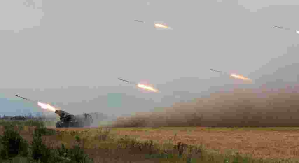 Грузінскія войскі абстрэльваюць з рэактыўных мінамётаў паўднёваасэтынскія ўзброеныя фармаваньні ў галоўным горадзе рэгіёну Цхінвалі, 8 жніўня 2008 г.