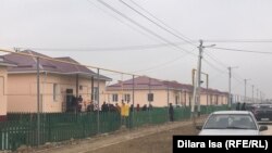 Новые дома для 386 семей в селах Женис, Жанатурмыс и Достык построены на окраине райцентра Мырзакент. В однотипных домах по две спальни, одной гостиной, столовой и ванной комнате.