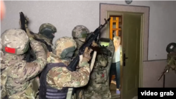 Співробітники ФСБ затримують громадян із проукраїнською позицією в Криму. 3 березня 2025 року