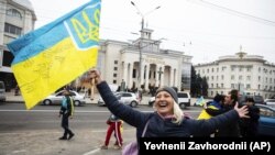 Жовква вказав на те, що суттєві постачання озброєння Україні дозволили їй минулого року деокупувати значну частину Харківської області, а згодом звільнити Херсон (на фото: звільнений Херсон, листопад 2023 року)