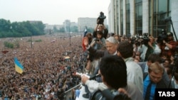Виступ президента Росії Бориса Єльцина на мітингу в Москві, 20 серпня, 1991 року. На мітингу майорять і українські прапори, на передньому плані – синьо-жовтий прапор, а на задньому – червоно-чорний. Українці брали активну участь в масових акціях у Москві, які, в кінцевому результаті, призвели до розпаду радянської імперії. Зокрема, із 1989 року в Москві діяла організація з назвою «ОУН-РУХ»