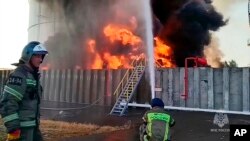 Мерія каже, що внаслідок атаки безпілотних літальних апаратів сталося займання у будинках у трьох районах міста. Київ наразі ці заяви не коментує. Фото ілюстративне
