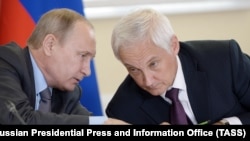 Російський лідер Володимир Путін (ліворуч) з тодішнім своїм помічником Андрієм Бєлоусовим (фото червня 2016 року)