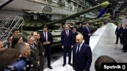 Prezident Vladimir Putin "Uralvaqonzavod" hərbi zavodunda.