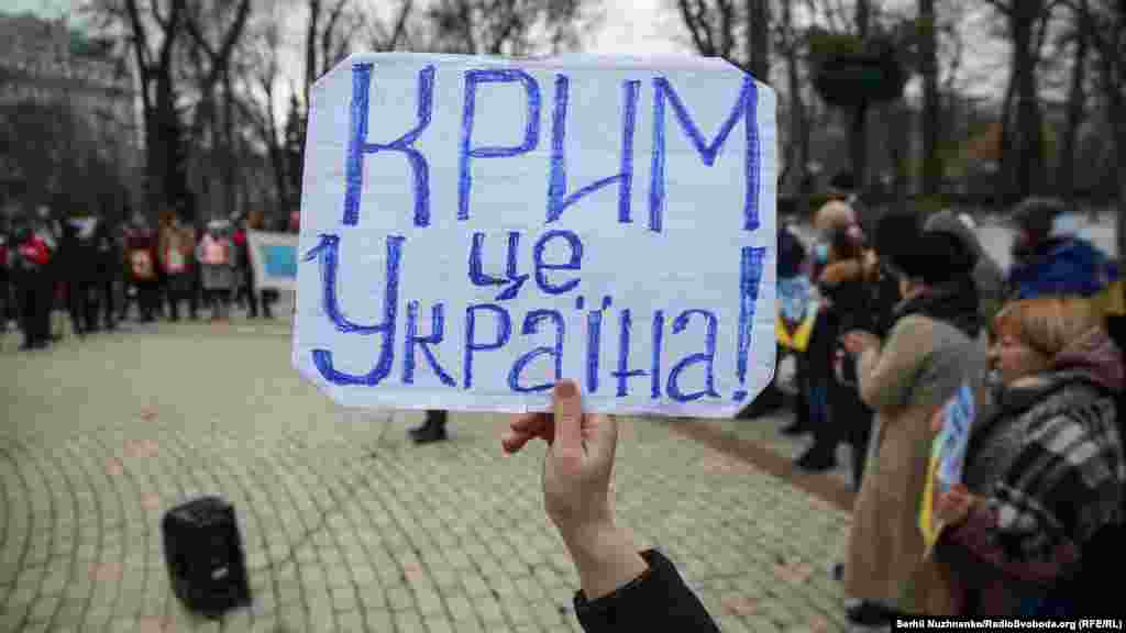 Написані власноруч написи на саморобних плакатах &ndash; спосіб висловити свою позицію.