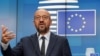 «Сьогодні президент Євроради дізнався, що офіцер безпеки, з яким у нього був тісний контакт на початку минулого тижня, отримав позитивний тест на COVID... Поважаючи правила Бельгії, відсьогодні він пішов на карантин», – написав у твітері речник Мішеля Баренд Лейтс