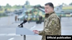 Президент України Петро Порошенко під час церемонії вручення дипломів військовим пілотам, випускникам Харківського університету Повітряних сил імені Івана Кожедуба. Харків, 24 червня 2016 року