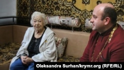 Пані Теодозію провідує священик, вони знайомі ще з часів Помаранчевої революції. Отець Ярослав Гонтар згадує, як жінка кричала на мітингу: «Комуністи, я вас не боюся»