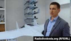 Директор компанії «Атлон авіа» Артем В’юнник показує безпілотник, який входить до складу безпілотного авіаційного комплексу «Фурія А1-СМ»