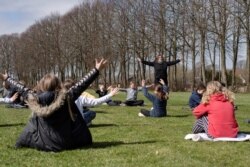 Урок музики в школі Korshoejskolen у Данії після виходу з карантину. Місто Рандерс, Данія