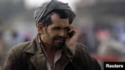 یک تبعه افغان حین صحبت در تیلیفون/ فعلاً در شهر مزار شریف تنها شبکه مخابراتی «سلام» فعالیت ۲۴ ساعته دارد.
