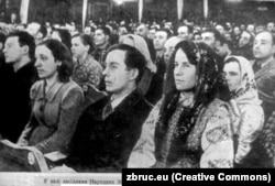 У залі засідання Народних зборів Західної України у Львові. Львів, жовтень 1939 року