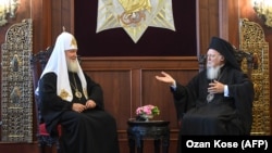 Предстоятель РПЦ Кирил (зліва) і Вселенський патріарх Варфоломій I. Стамбул, 31 серпня 2018 року
