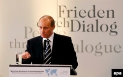 Фото від 10 лютого 2007 року. Президент Росії Володимир Путін під часу виступу на Мюнхенській безпековій конференції звинувачує Захід у «перешкоджанні зовнішній політиці Росії» і оголошує про намір «протидіяти». У 2008 році Росія напала на Грузію, а у 2014-му на Україну