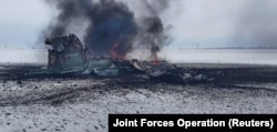 Залишки підбитого на Донбасі російського літака. Бортовий номер вказує на те, що це Су-25