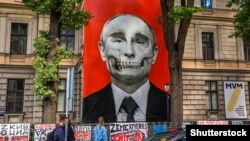 Изображение президента России Владимира Путина, выполненное художником Крисом Салманисом, установлено перед зданием посольства России в Латвии. Рига, 9 июля 2022 года